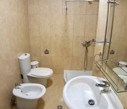 Tirane, jepet me qera apartament 1+1+Ballkon Kati 3, 75 m² 580€ (Rruga e Kosovareve)