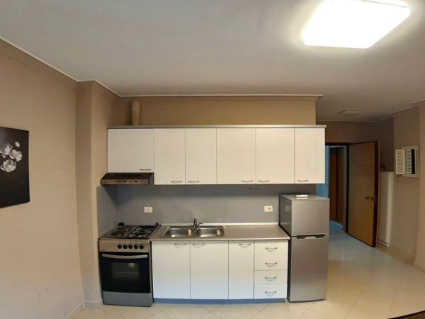 Tirane, jepet me qera apartament 1+1+Ballkon Kati 3, 75 m² 580€ (Rruga e Kosovareve)