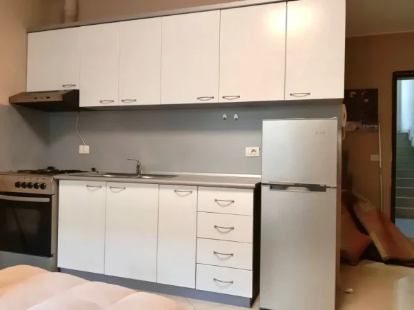 Tirane, jepet me qera apartament 1+1+Ballkon Kati 3, 75 m² 580€ (Rruga e Kosovareve)