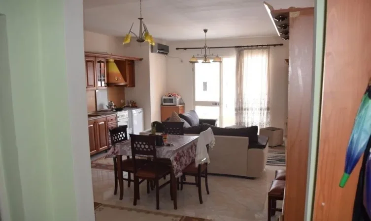 Tirane, jepet me qera apartament 3+1+Ballkon Kati 6, 146 m² 600 € (astir)