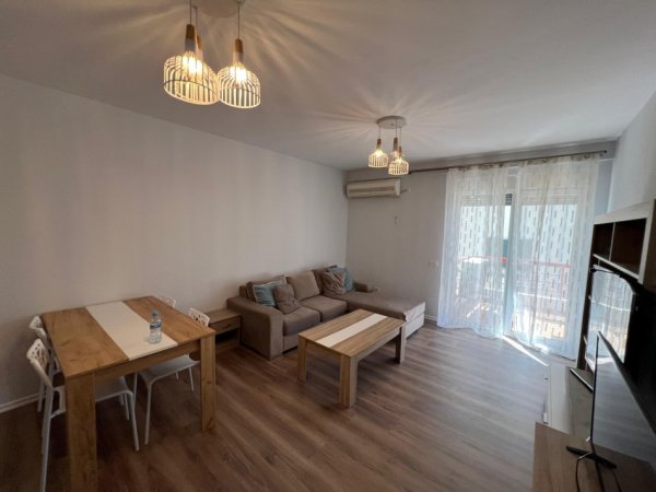Tirane, jepet me qera apartament 2+1+Ballkon Kati 4, 100 m² 750 € (Liqeni i thate, Kompleksi Kolombo)