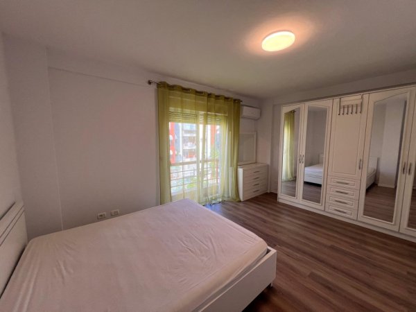 Tirane, jepet me qera apartament 2+1+Ballkon Kati 4, 100 m² 750 € (Liqeni i thate, Kompleksi Kolombo)