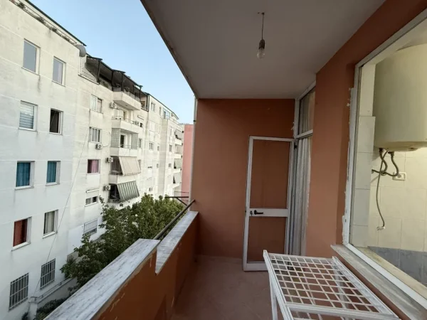 Tirane, jepet me qera apartament 1+1+Ballkon Kati 5, 64 m² 400 € (Selman Qosja)