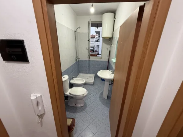 Tirane, jepet me qera apartament 1+1+Ballkon Kati 5, 64 m² 400 € (Selman Qosja)