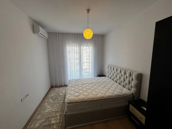 jepet me qera , 800 €