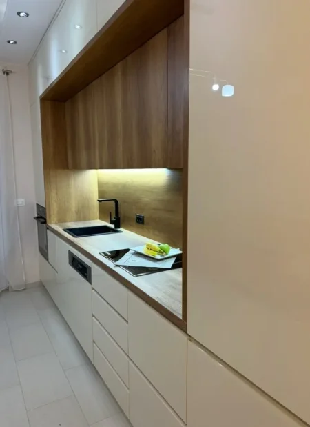 Tirane, jepet me qera apartament 1+1+Ballkon Kati 3, 55 m² 800 € (kodra e diellit)