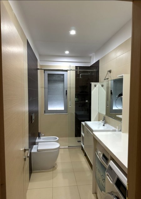 Tirane, jepet me qera apartament 1+1+Ballkon Kati 3, 55 m² 800 € (kodra e diellit)