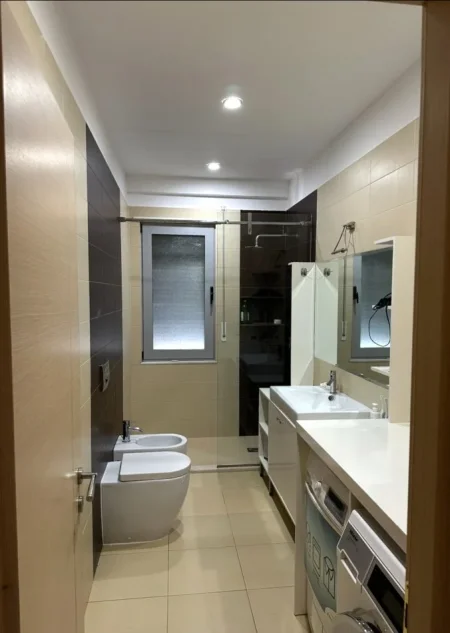 Tirane, jepet me qera apartament 1+1+Ballkon Kati 3, 55 m² 800 € (kodra e diellit)