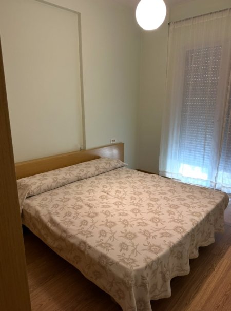 Tirane, jepet me qera apartament 1+1+Ballkon Kati 3, 55 m² 800 € (kodra e diellit)