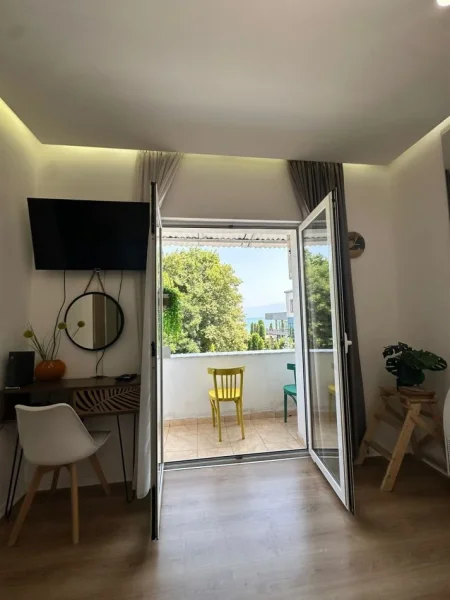 Pogradec, jepet me qera apartamen  ne Pogradec  perball liqenit  t Kati 2,    (Ne qender perball Hotel Enkelanes ,)