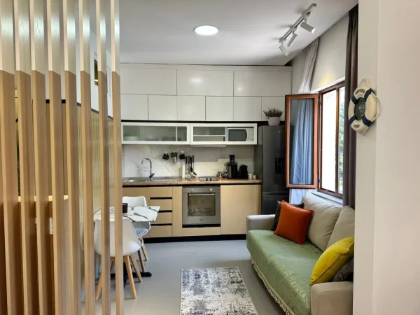 Pogradec, jepet me qera apartamen  ne Pogradec  perball liqenit  t Kati 2,    (Ne qender perball Hotel Enkelanes ,)