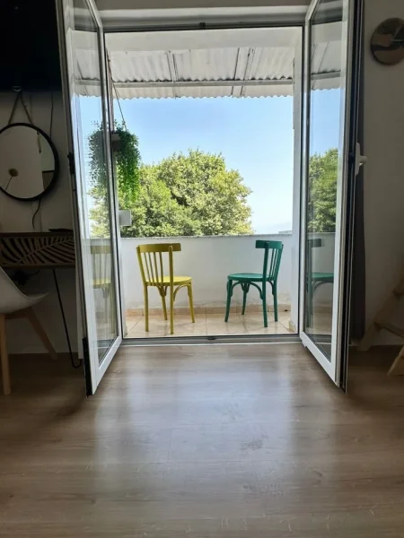 Pogradec, jepet me qera apartamen  ne Pogradec  perball liqenit  t Kati 2,    (Ne qender perball Hotel Enkelanes ,)