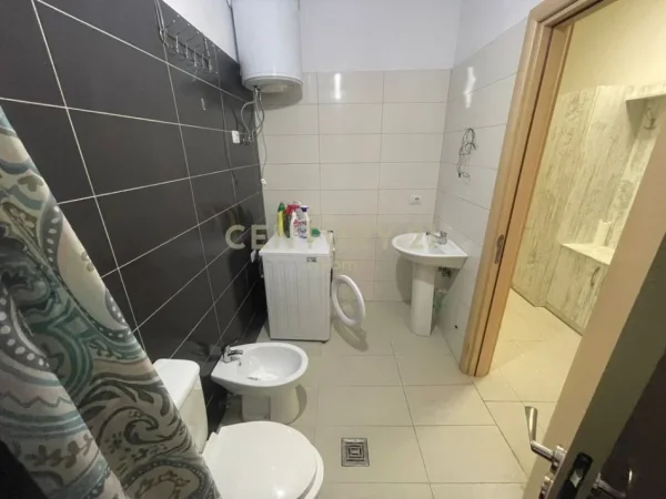 Tirane, jepet me qera apartament 2+1+Aneks+Ballkon Kati 2, 95 m² 550 € (Neom119437)