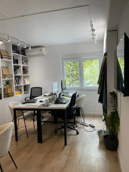 Tirane, jepet me qera ambjent biznesi Kati 3, 30 m² 330 € (Ish ekspozita)