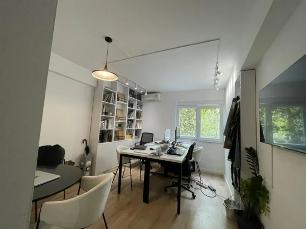 Tirane, jepet me qera ambjent biznesi Kati 3, 30 m² 330 € (Ish ekspozita)