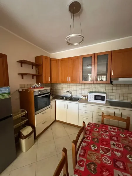 Tirane, jepet me qera apartament 3+1 Kati 7, 115 m² 800 € (Rruga Kavajes)