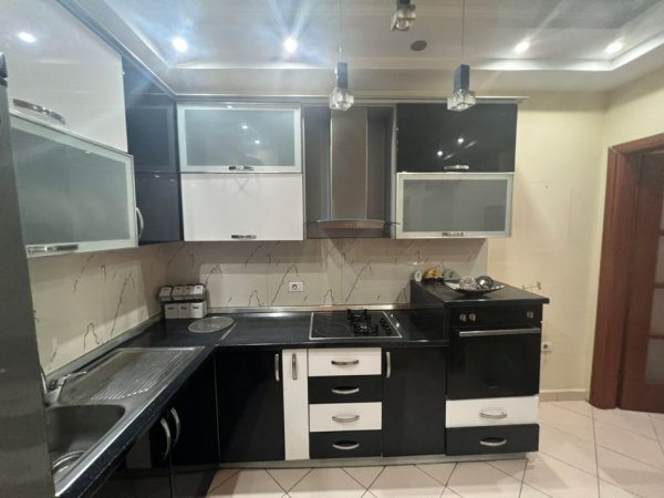 Tirane, jepet me qera apartament 2+1 Kati 9, 650 € 