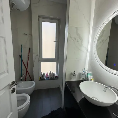 Tirane, jepet me qera apartament 1+1+Ballkon Kati 6, 60 m² 550 € (Fusha e Aviacionit)