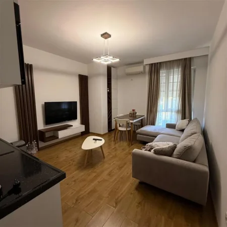 Tirane, jepet me qera apartament 1+1+Ballkon Kati 6, 60 m² 550 € (Fusha e Aviacionit)