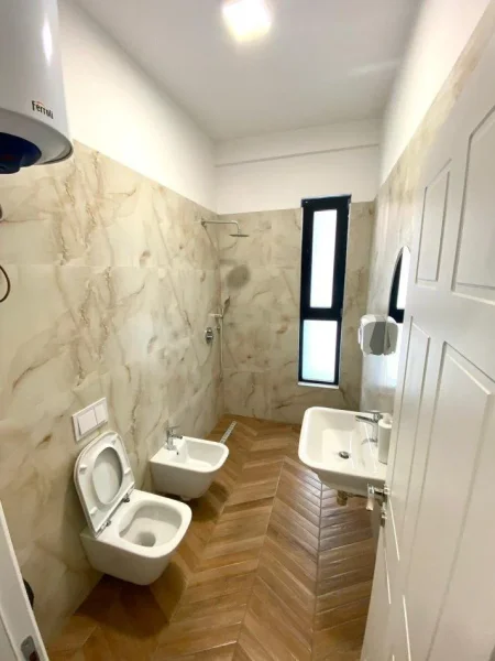 Tirane, jepet me qera zyre Kati 5, 133 m² 900 € (SQUARE 21)