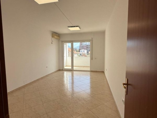 Tirane, jepet me qera apartament 2+1 Kati 2, 128 m² 600 € (ID: 1005-7)