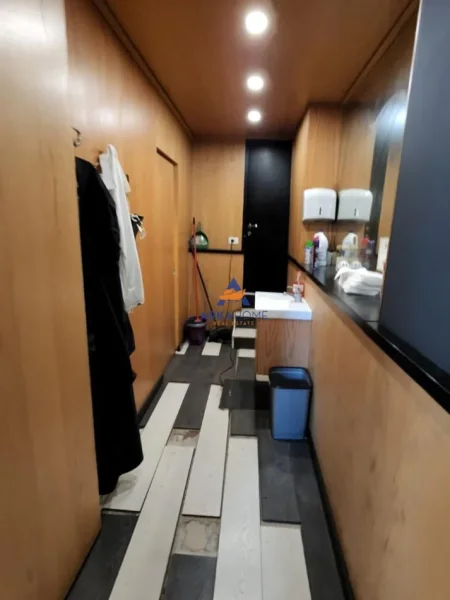 Tirane, jepet me qera ambjent biznesi Kati 0, 110 m² 1.500 € (SHALLVARET)