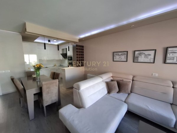 Tirane, jepet me qera apartament 2+1 Kati 5, 112 m² 1.100 € (rruga e Kosovareve)