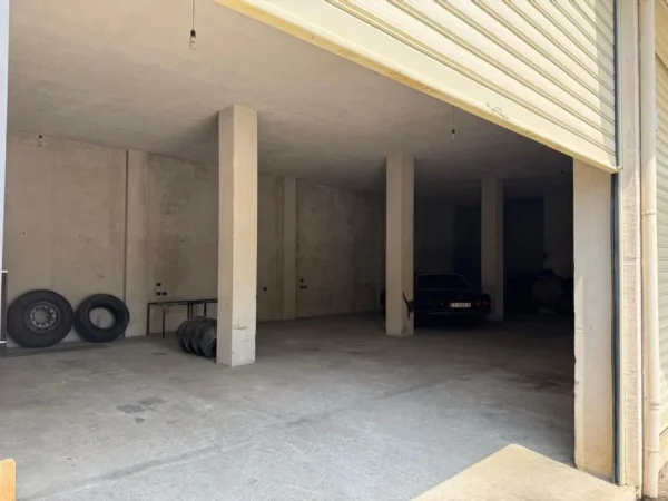 Tirane, jepet me qera magazine Kati 0, 222 m² 1.000 € (Paskuqan)