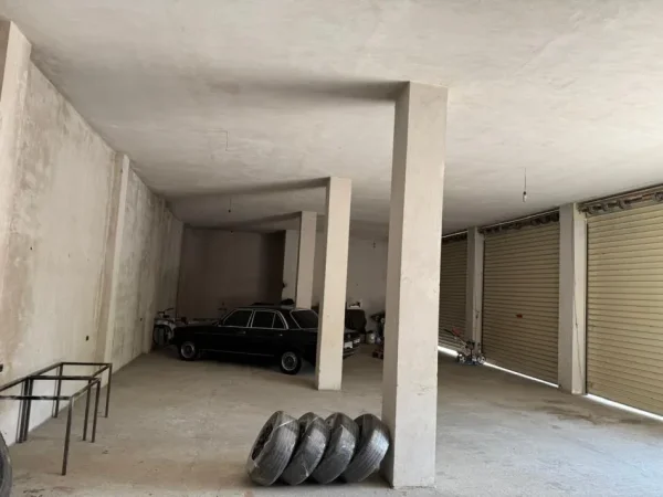 Tirane, jepet me qera magazine Kati 0, 222 m² 1.000 € (Paskuqan)