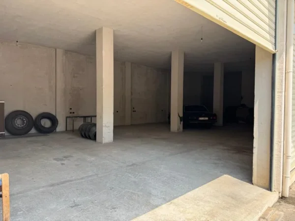 Tirane, jepet me qera magazine Kati 0, 222 m² 1.000 € (Paskuqan)