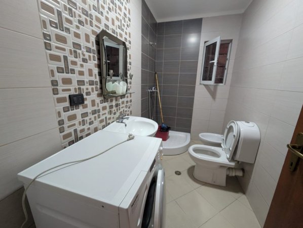 Tirane, jepet me qera apartament 2+1 Kati 3, 74 m² 400 € (Rruga Sotir Caci (prane restorant Freskut))