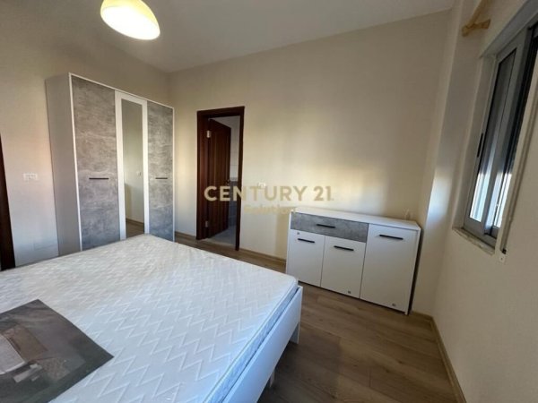 Tirane, jepet me qera apartament 2+1+Aneks+Ballkon Kati 2, 110 m² 400 € (Rr. Pinare)