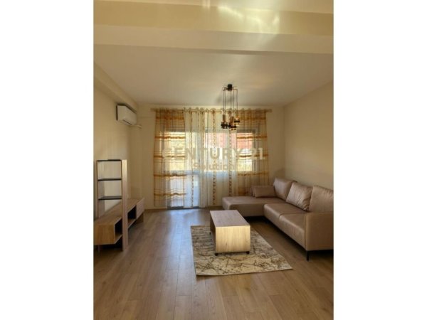 Tirane, jepet me qera apartament 2+1+Aneks+Ballkon Kati 2, 110 m² 400 € (Rr. Pinare)