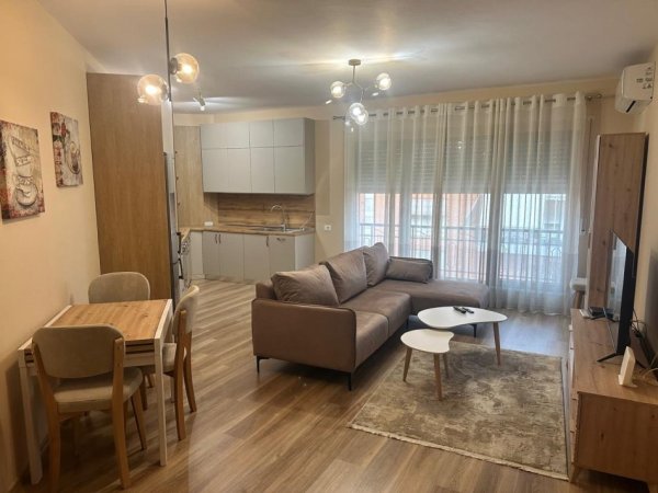 Tirane, jepet me qera apartament 1+1 , 700 € (kompleksi delijorgji)