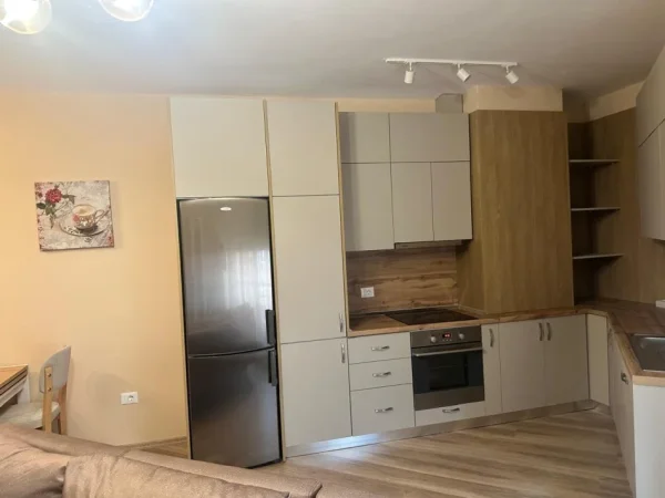 Tirane, jepet me qera apartament 1+1 , 700 € (kompleksi square 21)