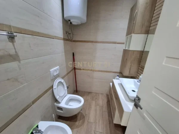 Tirane, jepet me qera apartament 2+1 Kati 5, 112 m² 1.100 € 