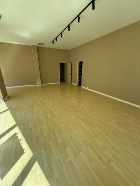 Tirane, jepet me qera ambjent biznesi Kati 3, 1.200 € 