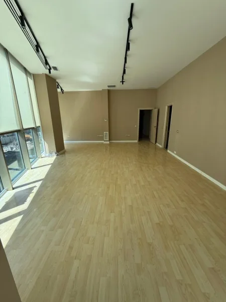 Tirane, jepet me qera ambjent biznesi Kati 3, 1.200 € 