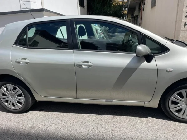 Toyota Auris Nafte, gri metalizato, Semi-automatik, Kondicioner, 276.000 km, 4.500 €