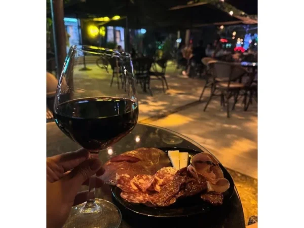 Tirane, shitet bar-kafe Kati 1, 150 m² 100.000 € 