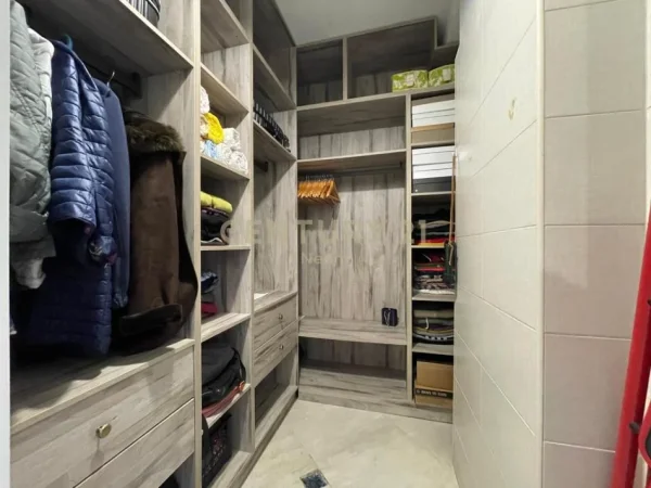 Tirane, jepet me qera apartament 2+1 Kati 4, 115 m² 800 € 