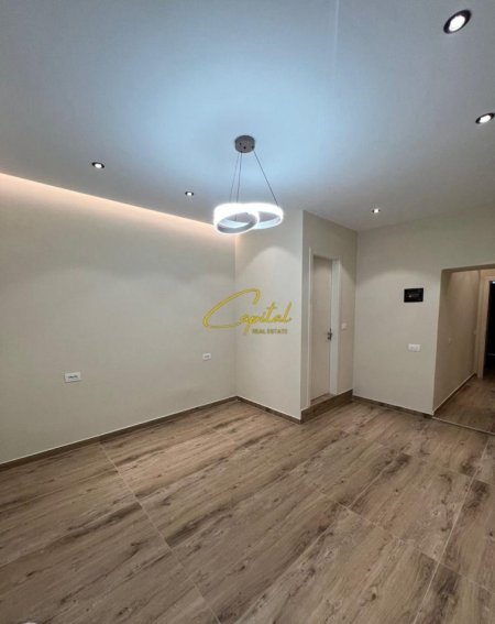 Tirane, jepet me qera zyre Kati 1, 30 m² 650 € (MYSLYM SHYRI)