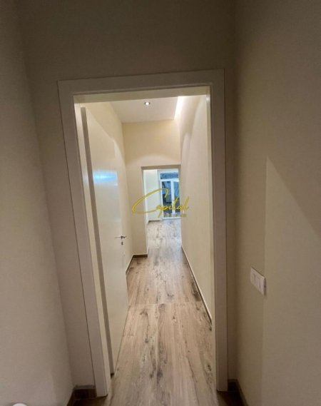 Tirane, jepet me qera zyre Kati 1, 30 m² 650 € (MYSLYM SHYRI)