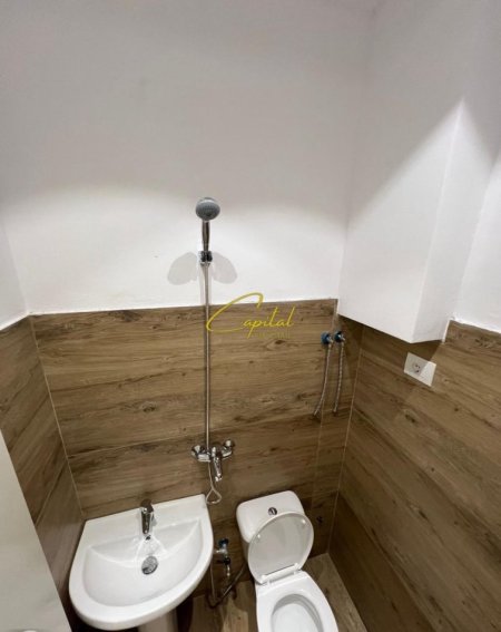 Tirane, jepet me qera zyre Kati 1, 30 m² 650 € (MYSLYM SHYRI)