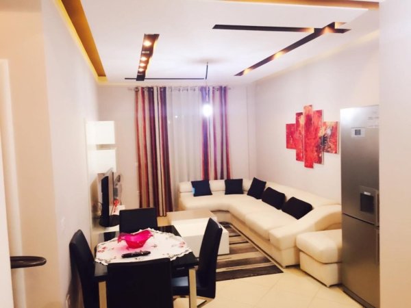 Tirane, jepet me qera apartament 1+1+Ballkon Kati 5, 65 m² 500 € (Rr. Hamdi Sina, Liqeni i Thate)