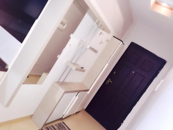 Tirane, jepet me qera apartament 1+1+Ballkon Kati 5, 65 m² 500 € (Rr. Hamdi Sina, Liqeni i Thate)