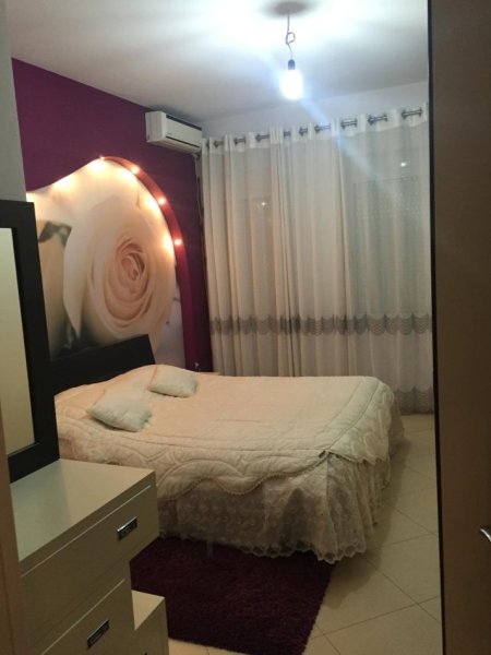 Tirane, jepet me qera apartament 1+1+Ballkon Kati 5, 65 m² 500 € (Rr. Hamdi Sina, Liqeni i Thate)