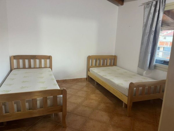 SHTËPI ME QIRA 2+1 –afer Trenit , rruga Besa  400 € per 4 persona