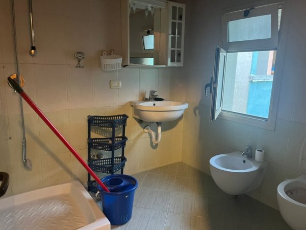 SHTËPI ME QIRA 2+1 –afer Trenit , rruga Besa  400 € per 4 persona