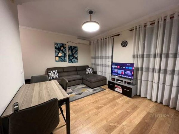 Tirane, jepet me qera apartament 1+1+BLK Kati 8, 65 m² 500 Euro (Pazari i ri)